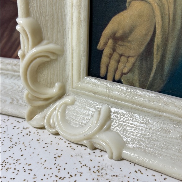 2 identical plastic frames with prints of Jesus and Mary religious art - Picture 8 of 9